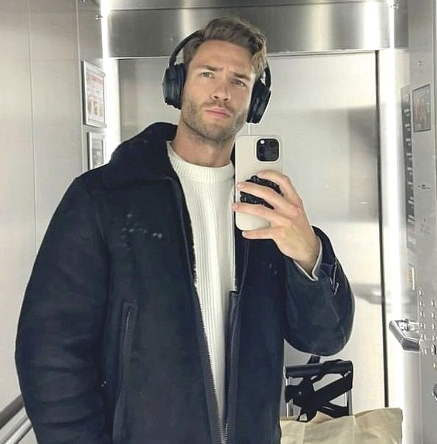 Original photo for AI Clothes Swapper