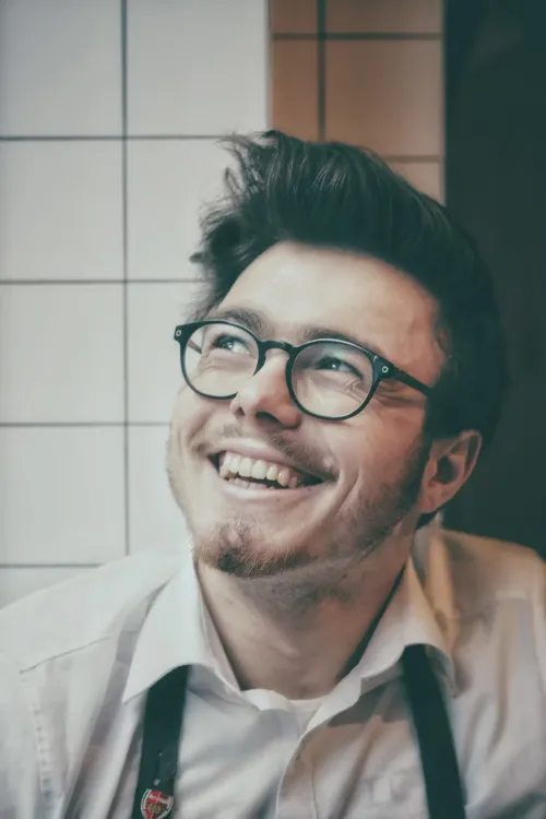Generate clean, minimal profile pictures PFP with a modern touch - AiDesign